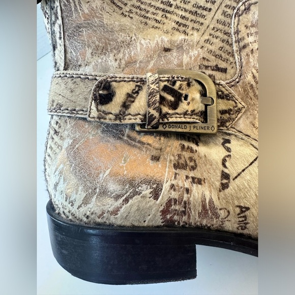 Donald J. Pliner Josh Newspaper Distressed Calf Hair Men’s Boot Size 9.5 - Picture 10 of 10